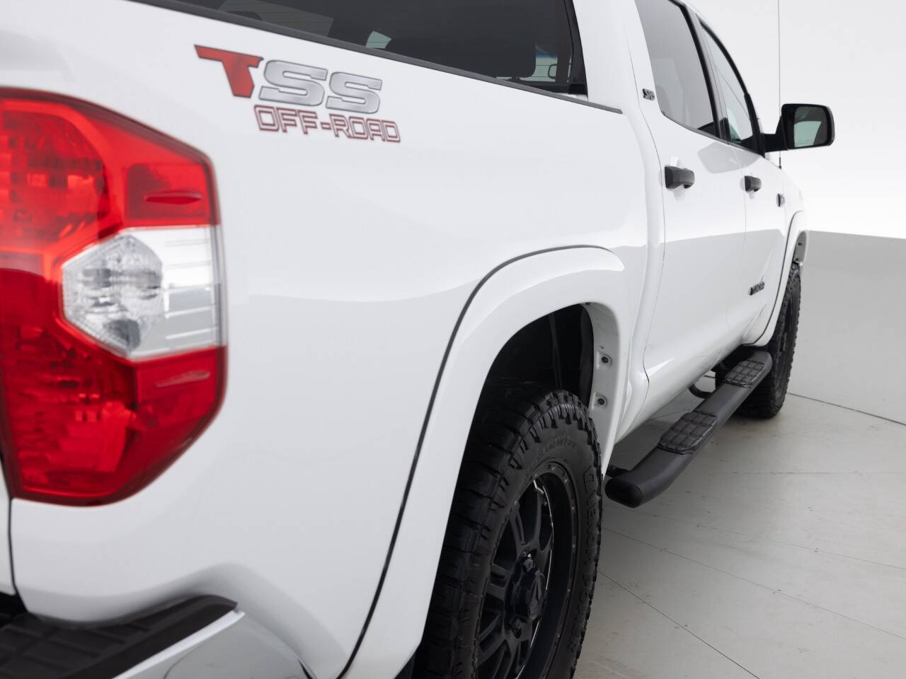 Used Car 2017 Toyota Tundra  Sr5 4x4 4dr Crewmax Cab Pickup Sb (5.7l V8 Ffv) For Sale Under $30,000 In Coal City, Illinois