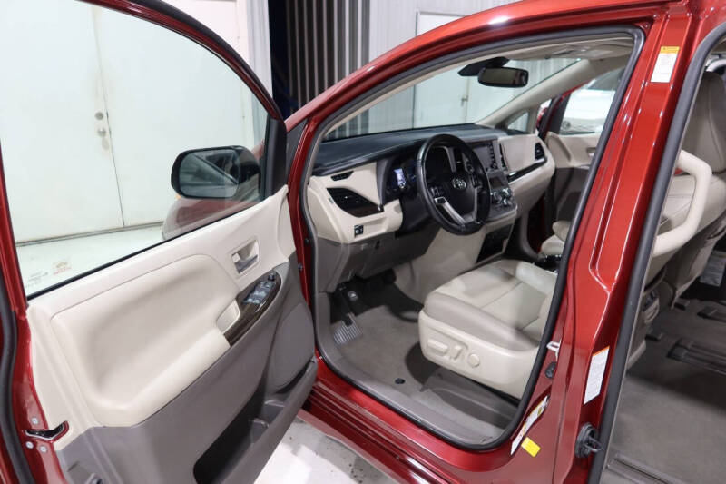 2019 Toyota Sienna XLE 8-Passenger