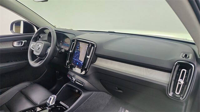 2024 Volvo XC40 B5 Plus Dark Theme