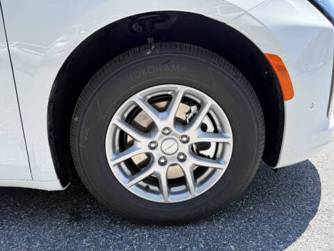 2027 Chrysler Pacifica Select
