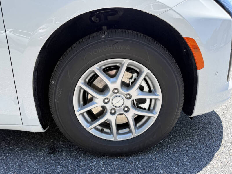 2027 Chrysler Pacifica Select