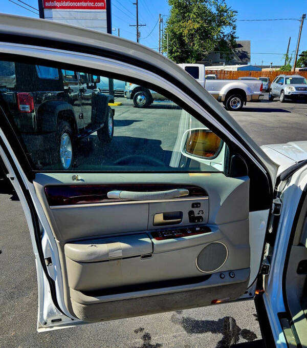 2003 Lincoln Town Car Signature