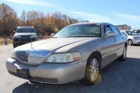 2004 Lincoln Town Car for sale at UpCountry Motors in Taylors SC