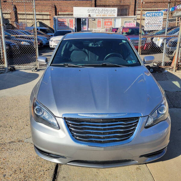 2013 Chrysler 200 Touring photo 3