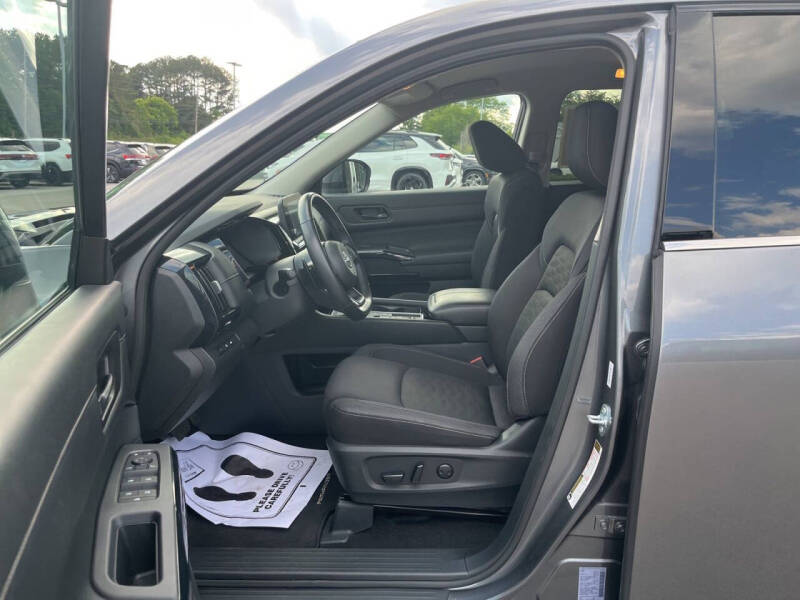 2025 Nissan Pathfinder SV