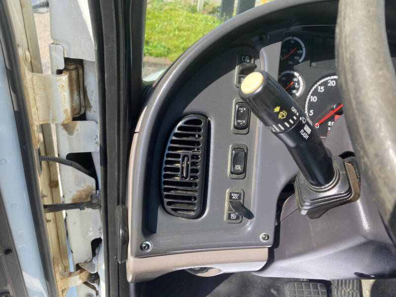 2009 Freightliner M2 106