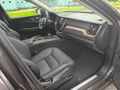 2022 Volvo XC60 B5 Momentum