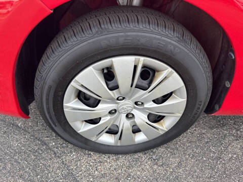 2013 Toyota Yaris 5-Door LE