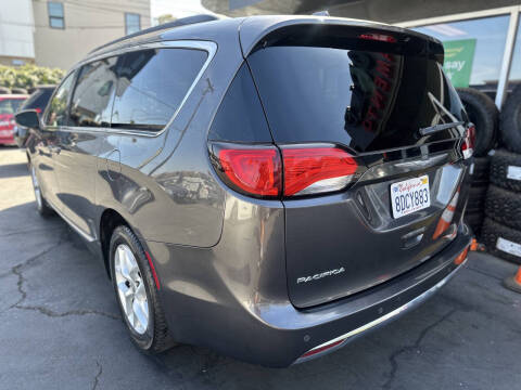 2017 Chrysler Pacifica Touring-L