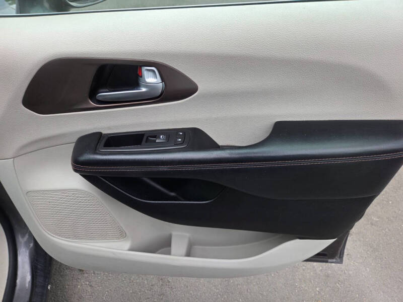 2017 Chrysler Pacifica Touring-L