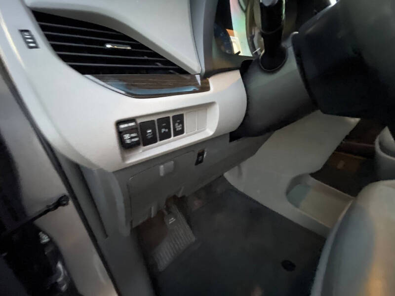 2017 Toyota Sienna XLE 8-Passenger