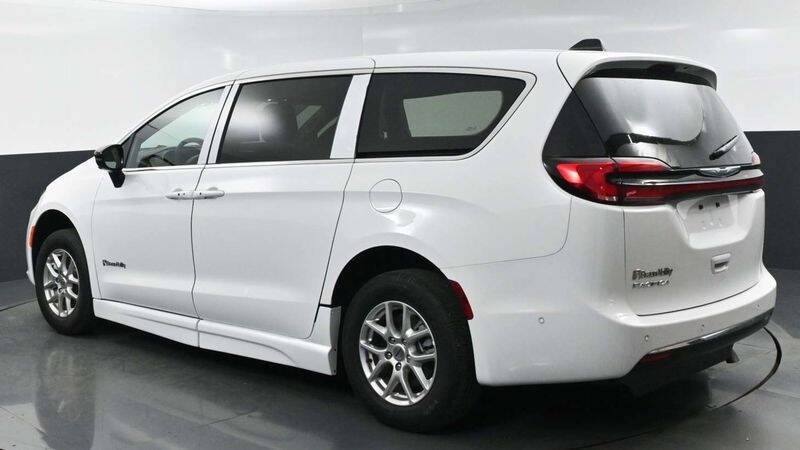 2025 Chrysler Pacifica Select