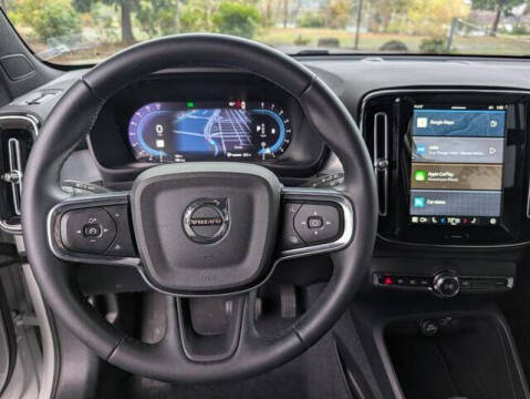 2025 Volvo XC40 B5 Core Bright Theme