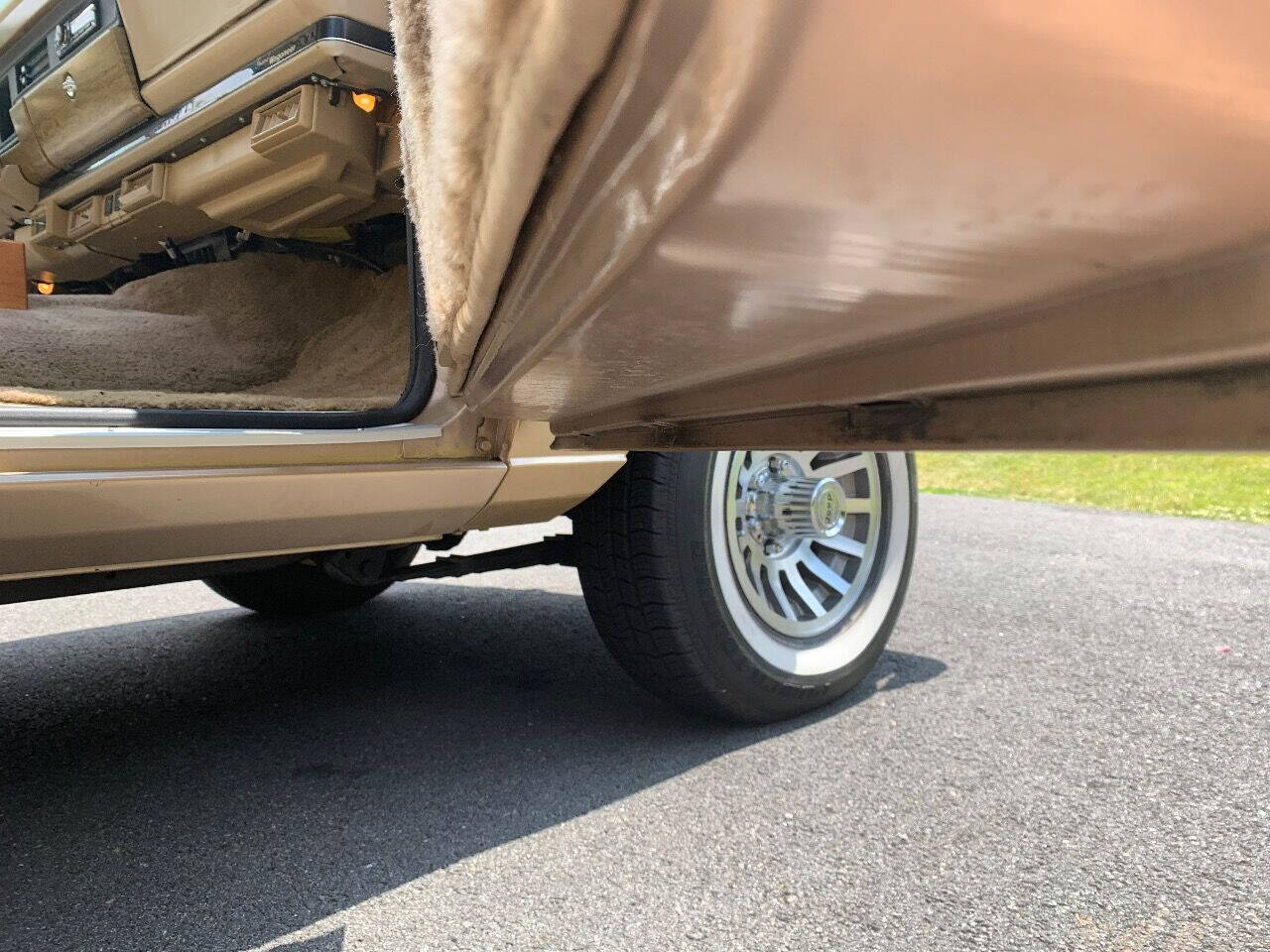 1989 Jeep Grand Wagoneer 46