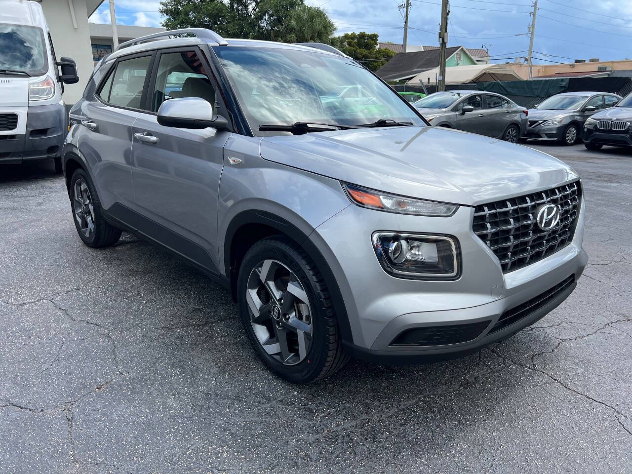 Silver 2023 Hyundai VENUE SEL SEL 4dr Crossover 1
