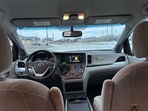2017 Toyota Sienna LE 8-Passenger