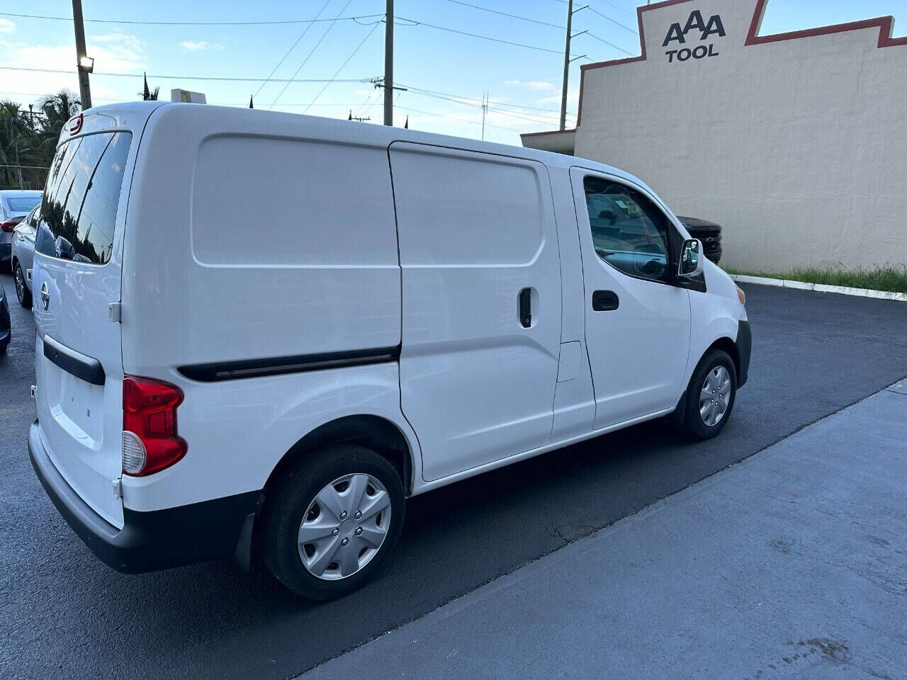 2017 NISSAN NV200 Van - $15,999