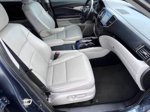2020 Honda Pilot Touring w/Rear Captain's Chairs