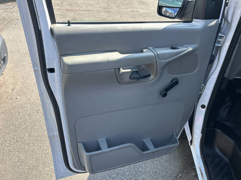 2003 Ford E-Series E-150 Base