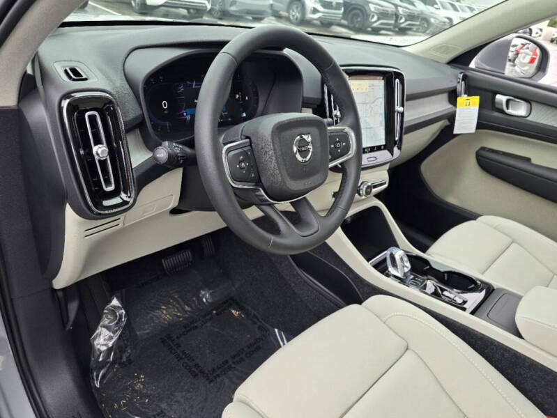 2025 Volvo XC40 B5 Plus Bright Theme