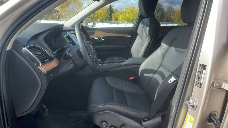 2025 Volvo XC90 B5 Plus Bright Theme