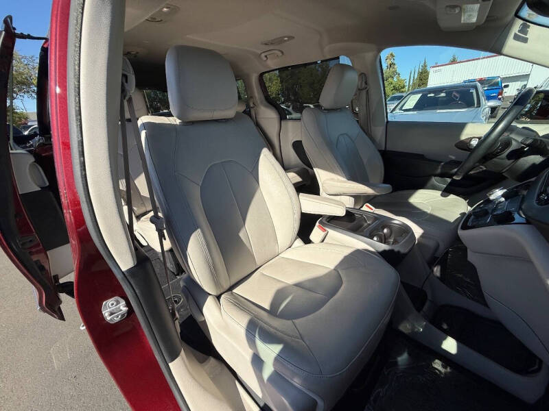 2017 Chrysler Pacifica Touring-L