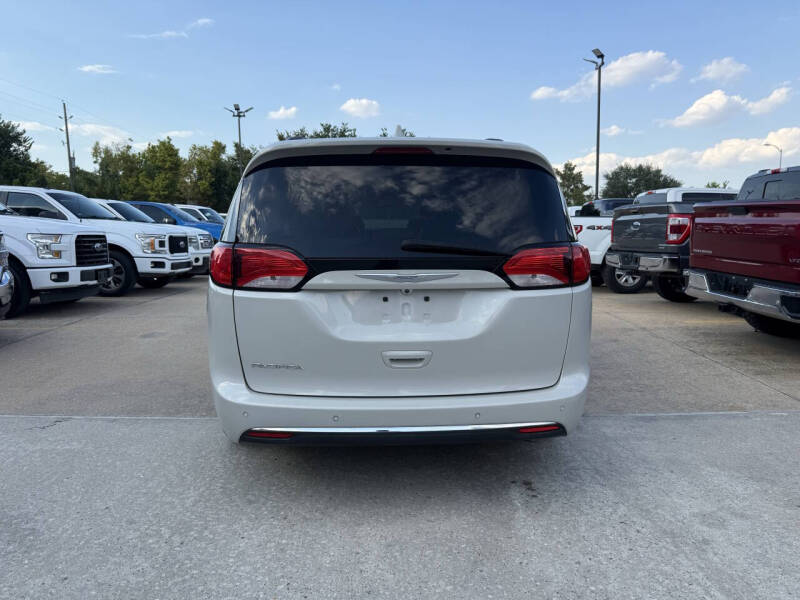 2017 Chrysler Pacifica Touring-L