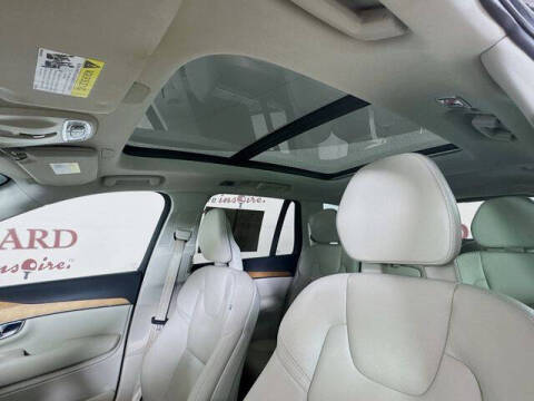 2021 Volvo XC90 T6 Momentum 7-Passenger
