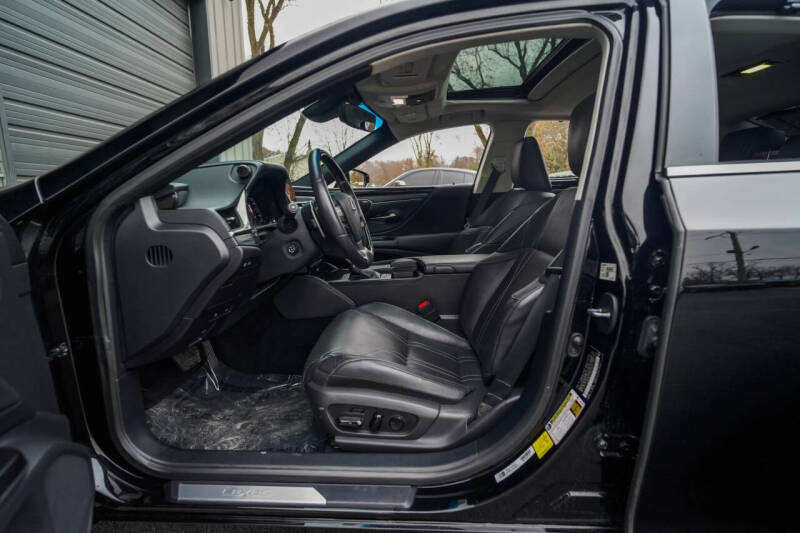 2020 Lexus ES 300h Ultra Luxury