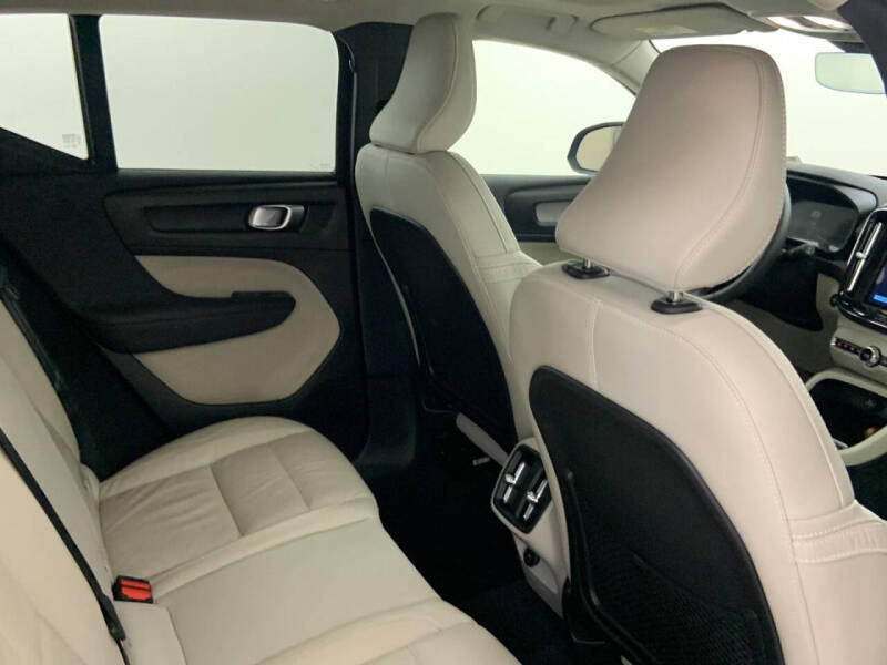 2023 Volvo XC40 B4 Ultimate Dark Theme