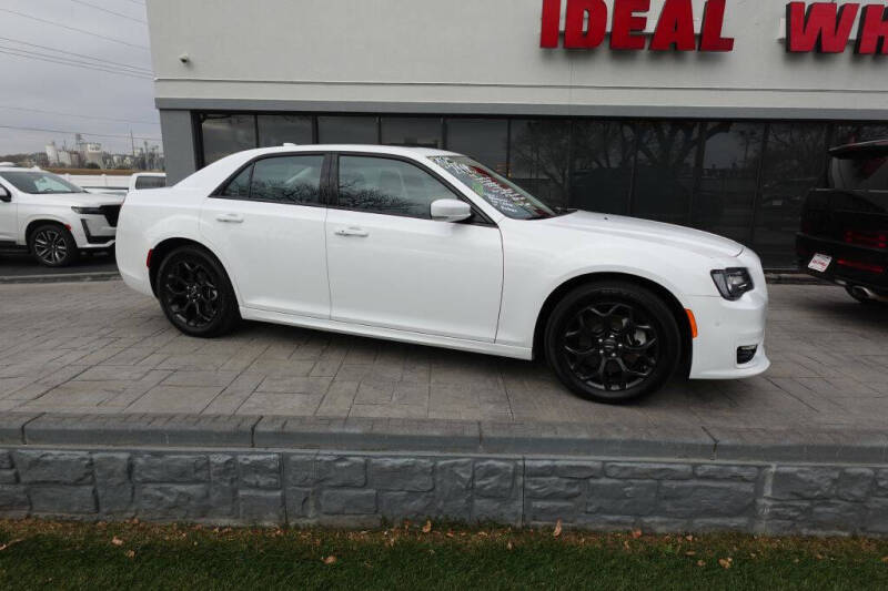2023 Chrysler 300 Touring L's photo