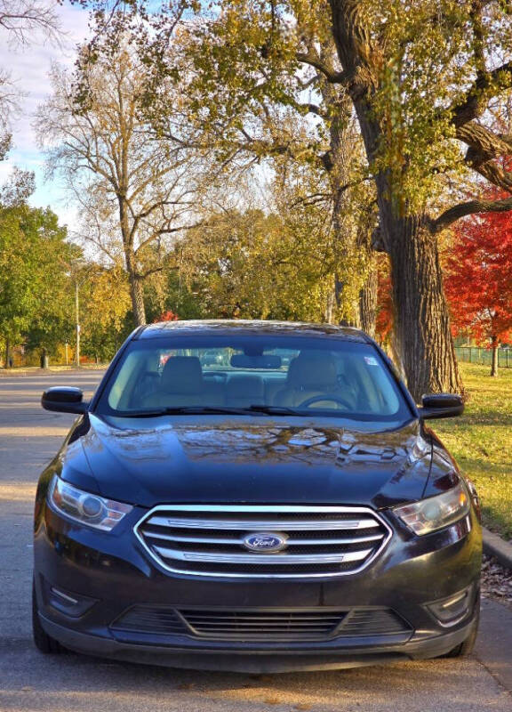 2016 Ford Taurus SEL photo 2