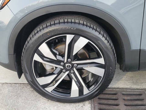 2023 Volvo XC40 B5 Plus Dark Theme