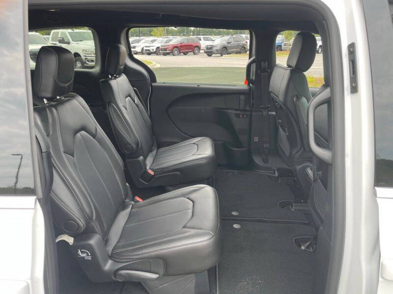 2027 Chrysler Pacifica Select