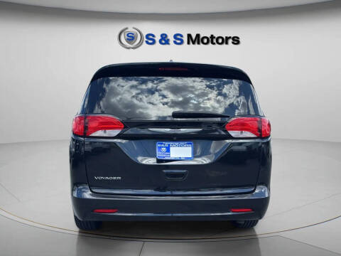 2020 Chrysler Voyager LX