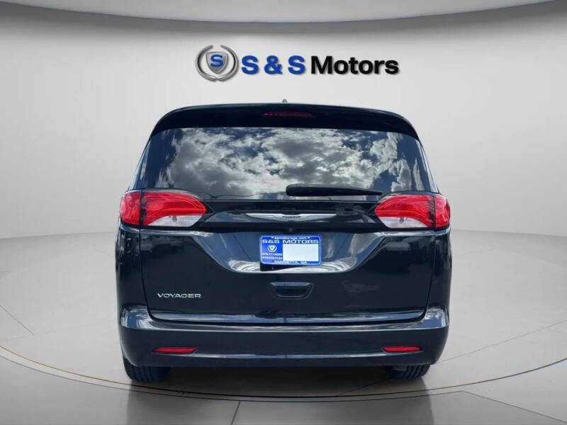 2020 Chrysler Voyager LX