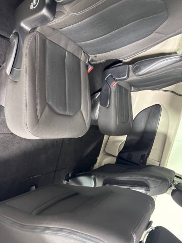 2022 Chrysler Voyager LX