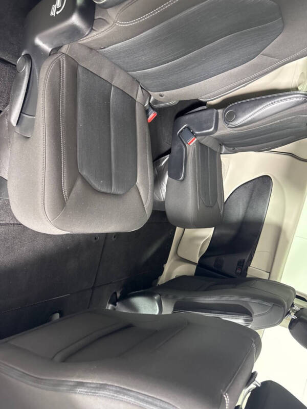 2022 Chrysler Voyager LX