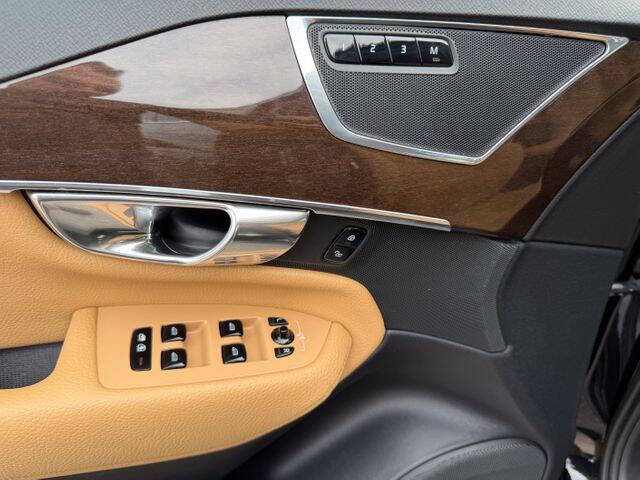 2016 Volvo XC90 T6 Momentum