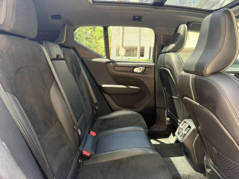 2025 Volvo XC40 B5 Core Bright Theme