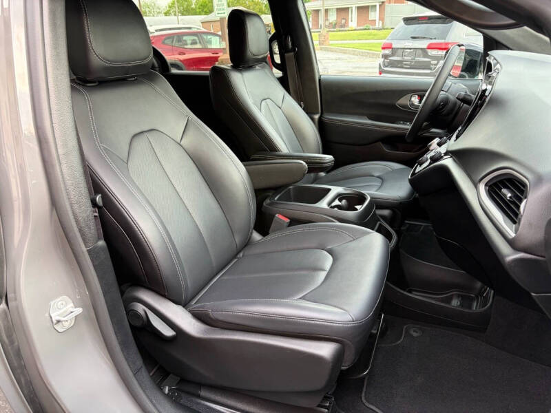 2025 Chrysler Pacifica Select