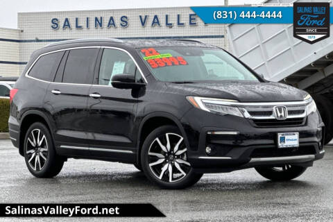2022 Honda Pilot Touring w/Rear Captain's Chairs