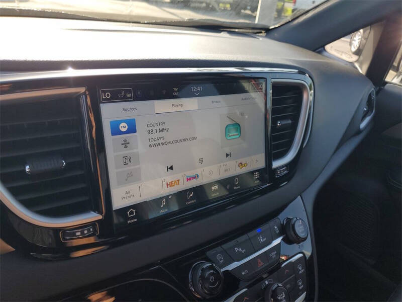 2025 Chrysler Voyager LX