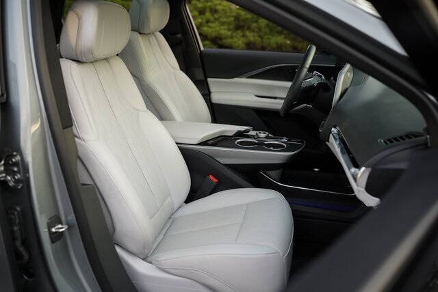 2024 Cadillac LYRIQ Luxury 1