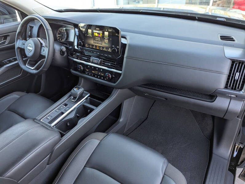 2024 Nissan Pathfinder SL