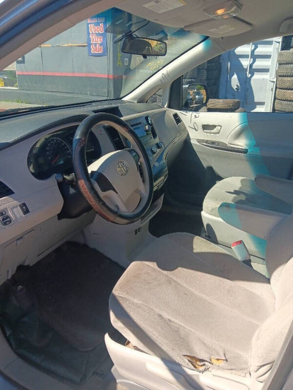 2012 Toyota Sienna Base 7-Passenger