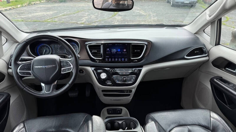 2017 Chrysler Pacifica Touring-L