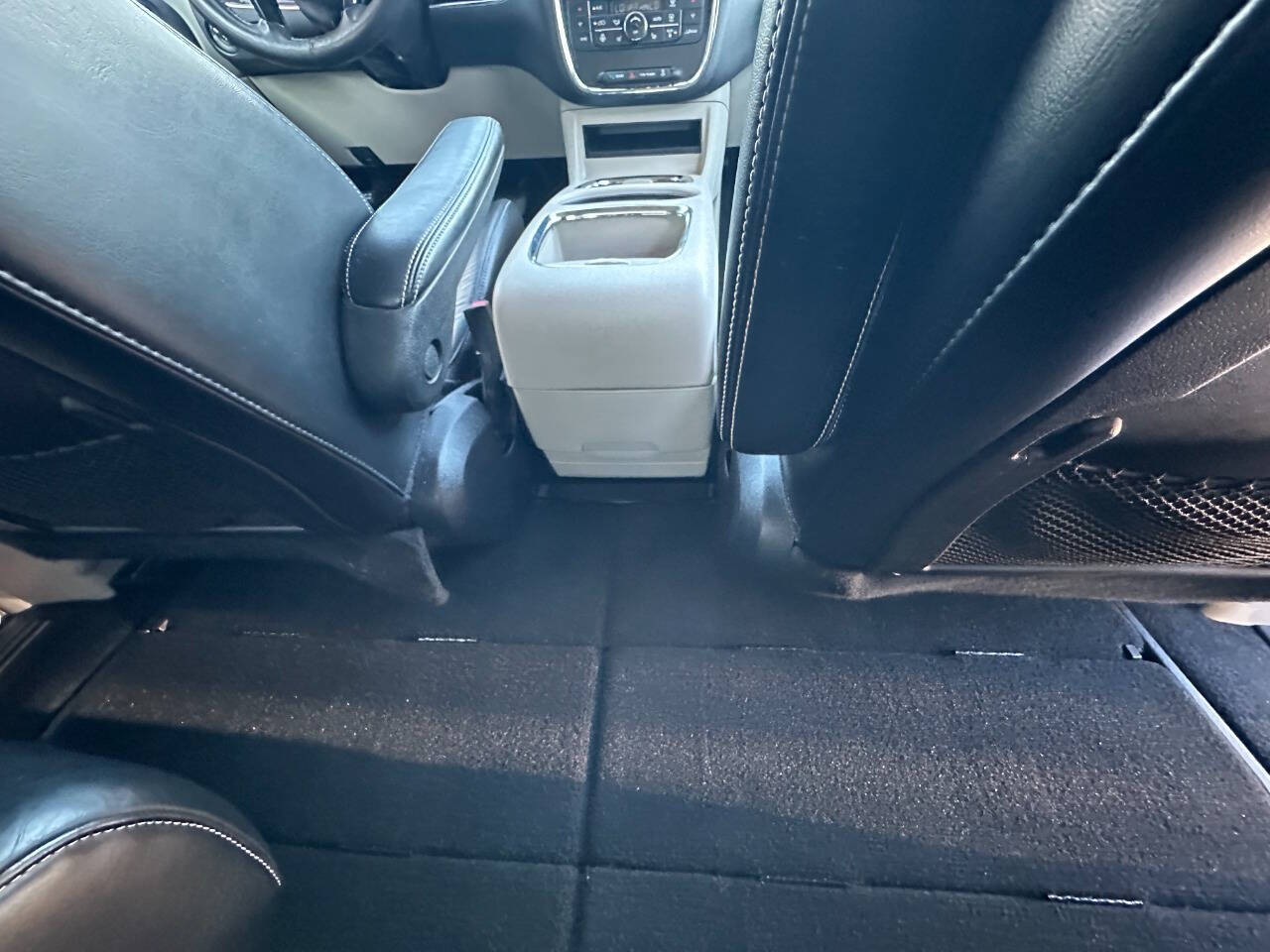 ChryslerTown and Country24