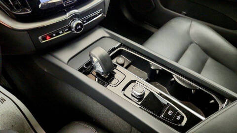 2025 Volvo XC60 B5 Core Dark Theme