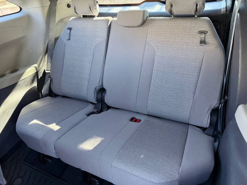 2022 Toyota Sienna LE 8-Passenger